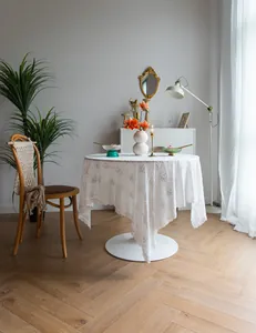 Nappe en dentelle blanche élégante avec broderies florales de luxe à la française