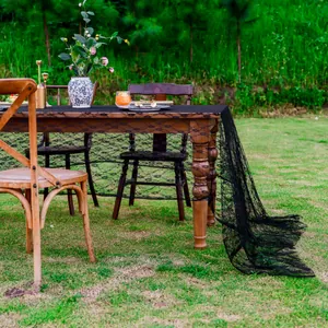 Vue détaillée d'un élégant chemin de table en dentelle noire sur une table en bois