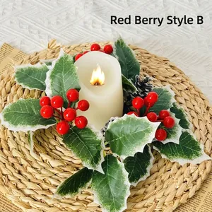 Primer plano de una corona para portavelas de Navidad con bayas rojas y acebo realistas.