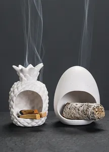 Sfeervolle witte keramische wierookbranders in ananas- en eivorm voor Palo Santo hout