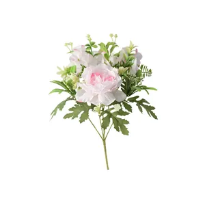 Nahaufnahme eines zarten rosa und weißen künstlichen Pfingstrosenstraußes