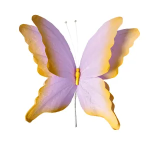 Nahaufnahme von großem zweilagigem 3D-Papierschmetterling in Lila-Gelb-Verlauf