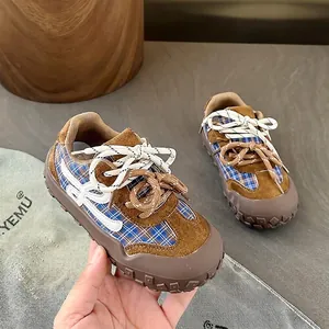 Baskets pour enfants en carreaux bleus et daim marron avec semelles en caoutchouc antidérapantes.
