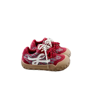Baskets pour tout-petits rouge à carreaux avec semelles en caoutchouc souple antidérapant