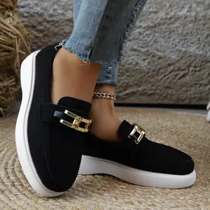 Nahaufnahme von Damen-Plateau-Loafers aus schwarzem Wildleder mit goldener Schnalle