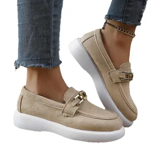Elegante beige Plateau-Loafer für Damen mit goldener Schnalle und dicker weißer Sohle