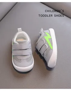 Gros plan de chaussures pour tout-petits en mesh gris avec motif éclair vert néon