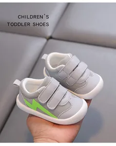 Chaussures de marche grises respirantes pour bambins avec semelle souple antidérapante