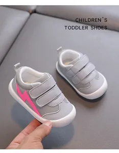 Gros plan sur des chaussures de marche pour tout-petits en mesh gris et éclair rose