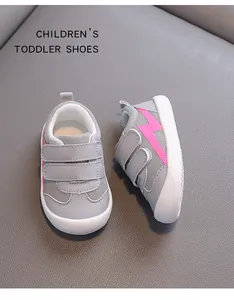 Vue de dessus de chaussures grises pour bambins avec maille et éclair rose
