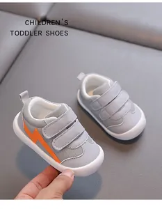 Vue détaillée de chaussures de marche grises pour tout-petits avec éclair