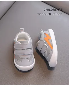 Vue détaillée de chaussures respirantes grises pour tout-petits avec éclair orange