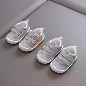 Chaussures de marche respirantes en maille grise pour bébés de 1 à 3 ans avec semelle souple