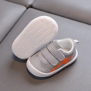 Chaussures de marche bébé en maille grise respirante avec semelle souple