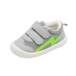 Chaussures de marche en mesh gris pour bébés avec motif éclair vert fluo de style