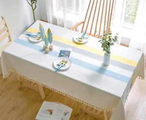 Detailansicht der gestreiften Tischdecke aus Baumwolle mit eleganten Zierquasten