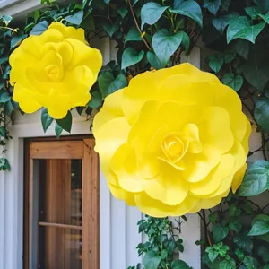 Detailansicht großer gelber künstlicher PE-Rosen für die Wanddekoration im Freien