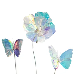 Dettaglio di decorazioni floreali e farfalle iridescenti con finitura luccicante
