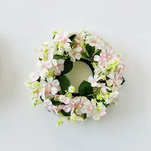 Vista dettagliata di una ghirlanda di fiori selvatici per candelabri e decorazioni casa