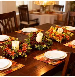 Europese vintage bloemenkransen met LED-kaarsen op een houten eettafel