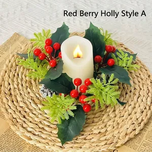 Primer plano de un anillo de vela de Navidad con bayas rojas y hojas de acebo