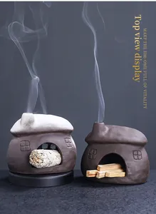 Λεπτομέρεια δύο κεραμικών καυστήρων θυμιάματος σε σχήμα σπιτιού με εφέ καπνού διακόσμησης.
