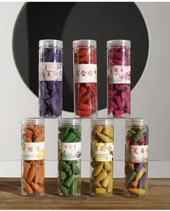 Vue détaillée de sept bocaux transparents remplis de cônes d'encens à refoulement colorés