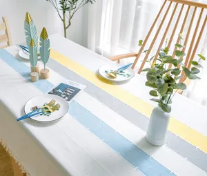 Detailansicht einer gestreiften bestickten Tischdecke in modernem minimalistischem Design.