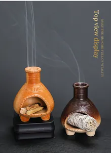Vista dettagliata di mini bruciaincenso in ceramica per salvia e legni Palo Santo