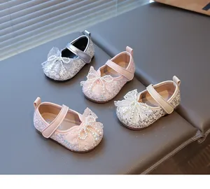 Detalle de los hermosos zapatos de princesa para bebé con lentejuelas y lazos de encaje
