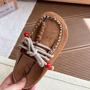 Zuecos vintage de ante marrón estilo Birkenstock con cuerdas y cuentas decorativas
