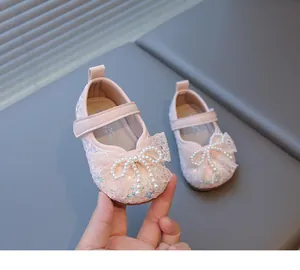 Elegantes zapatos de princesa para bebé niña rosa con lazo de perlas y encaje fino