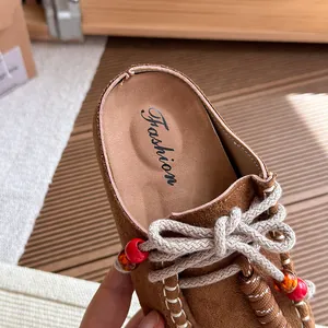Zuecos de ante marrón vintage estilo Birkenstock con cordones gruesos y cuentas rojas