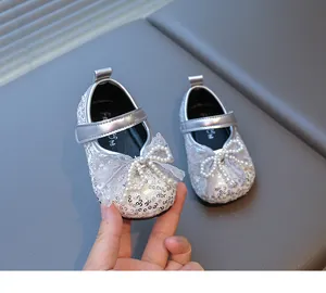 Zapatos de princesa para bebé en lentejuelas plateadas con lazo de encaje y perlas