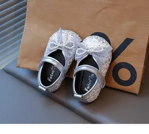Zapatos de princesa plateados con lentejuelas para bebé y lazo de encaje y perlas