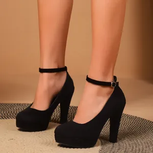 Elegante zwarte pumps met plateau en enkelbandje voor een zakelijke uitstraling.
