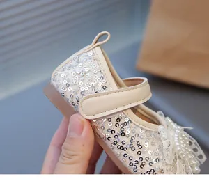 Primer plano de zapato de princesa con lentejuelas y elegante lazo de perlas para niñas.