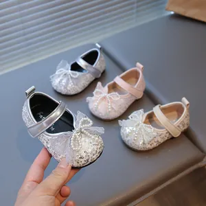 Brillantes zapatos de princesa con lentejuelas para bebé niña con lazo de perlas y suela