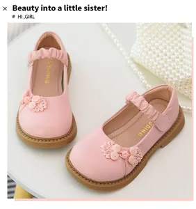 Gros plan de chaussures Mary Jane roses pour filles avec nœuds floraux de style chinois