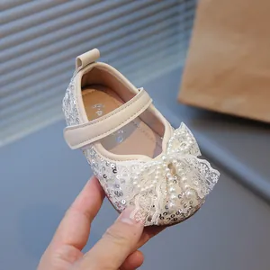 Elegantes zapatos de princesa para bebé con lentejuelas y lazo de encaje y perlas