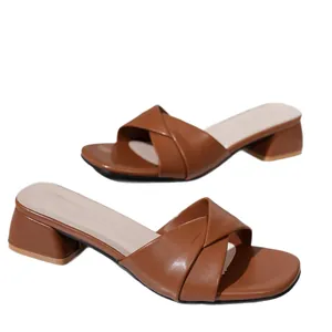 Elegante bruine slippers met lage blokhak en modieuze kruisbandjes voor dames zomer