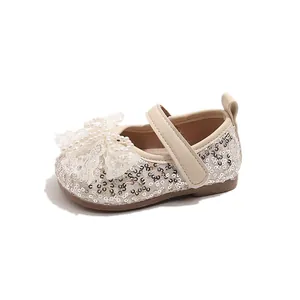 Elegantes zapatos de princesa para bebé con lentejuelas plateadas y lazo de perlas
