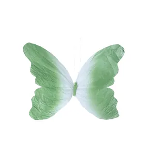 Detalle que muestra la textura de la mariposa de papel crepé verde para decoración