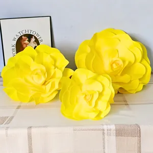 Detail von leuchtend gelben PE-Schaumrosen für die Fotografie und Veranstaltungsdekoration