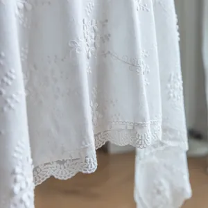 Élégante nappe en dentelle blanche brodée avec motifs floraux vintage français et détails.
