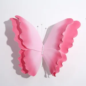 Grande farfalla decorativa in schiuma sfumata rosa per decorazioni di matrimoni e centri.