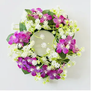 Vista dettagliata della ghirlanda di fiori artificiali viola e bianchi
