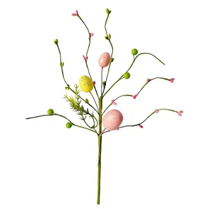 Ramo di bacche artificiali con uova di Pasqua per decorazione domestica festiva