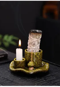 Soporte de cerámica para incienso de salvia blanca y palo santo con un hongo decorativo