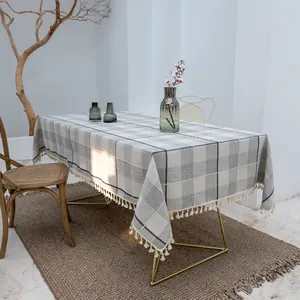 Nahaufnahme der grauen karierten Leinentischdecke mit elegantem Quastensaum-Detail